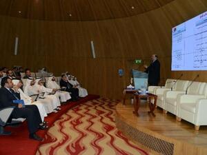 الدكتور زياد الكحلوت، مستشار الجودة والتميز، ببرنامج دبي للأداء الحكومي المتميز، أثناء تقديمه لورشة العمل الخاصة بفئة الجهة الحكومية المتميزة مالياً