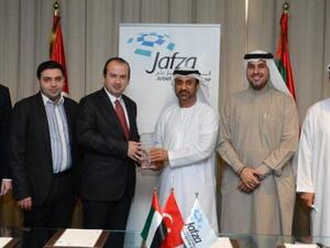 ابراهيم الجناحي وسعادة إرديم أوزان أثناء الاجتماع في المنطقة الحرة