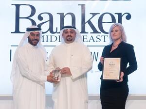 السيد باسل الأسعد، يتسلم جائزة أفضل بنك للخدمات المصرفية للأفراد في الكويت بالنيابة عن بنك الخليج.