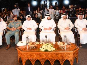 صاحب السمو محمد بن راشد آل مكتوم أثناء دخوله الطائرة .