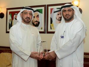 أحمد بطي يتسلم الجائزة من خليل صقر