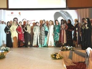 مصممة الأزياء هورين مع العارضات