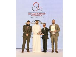 الدكتور عدنان شلوان، الرئيس التنفيذي لمجموعة بنك دبي الإسلامي يستلم الجائزة