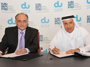 Dr. Al Zarooni, Director General, Dubai Airport Freezone & Osman Sultan, CEO, du, signing the MoU