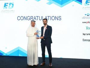 Dr. Mohammed Alzarooni awarding the winner of the pitch competition