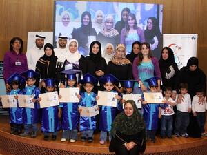 فريال توكل، مدير تنفيذي قطاع الشؤون المجتمعية والشراكة الحكومية أثناء تكريم الأطفال الخريجين