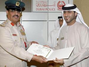 سعادة اللواء راشد علي المزروعي، مدير الإدارة العامة بشرطة دبي يسلّم شهادة تقدير لأحد الموظفين في &amp;quot;تجاري&amp;quot;