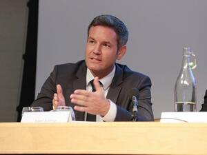 السيد إيجبرت شيلينج، الرئيس التنفيذي لمؤتمر القمة العالمي للابتكار في الرعاية الصحية، يتحدث في ندوة على هامش مؤتمر قمة سلامة المرضى الذي عُقد في لندن