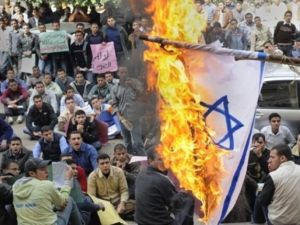 أبناء الشعب المصري خلال إحدى التظاهرات المندّدة بصفقة تصدير الغاز المصري إلى إسرائيل