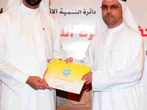 Abdulraoof Abdul Aziz, Manager, Dealer Sales Operations at Emarat receiving the Certificate from Sheikh Mohamed Al
Qassimi, Deputy Chairman of the Economic Development