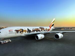 فريق طيران الإمارات الذي عمل على تصميم وتركيب الملصقات على طائرتي الإمارات الإيرباص A380 ملصقات.