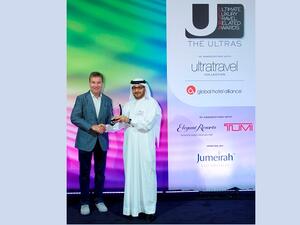 عادل الرضا، النائب التنفيذي لرئيس طيران الإمارات الرئيس التنفيذي للعمليات، يتسلم الجائزة