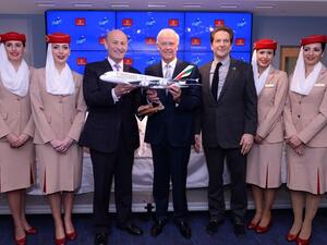 3.	تيم كلارك (إلى اليسار) وستان كاستن رئيس فريق "ذا لوس أنجلوس دودجرز" على ستاد الفريق بعد توقيع اتفاقية الرعاية