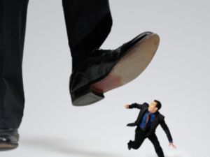 يعمد بعض أصحاب المعامل والشركات في سوريا إلى تسريح الموظفين وسحب مبالغ مالية من المصارف بحجة الخوف من الأزمة والبحث عن مصادر أكثر أمناً.. والضحية في جميع الأحوال هو الموظف.