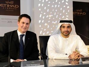 بيتر بومغارتنر، رئيس الشؤون التجارية في الاتحاد للطيران وحارب مبارك المهيري نائب رئيس الشؤون التجارية في دولة الإمارات العربية المتحدة عند إطلاق الإعلان التجاري العالمي الجديد لشركة الاتحاد للطيران