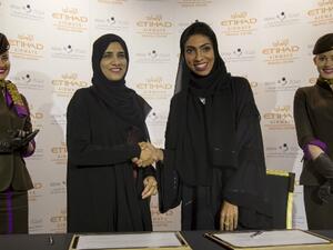 الدكتورة نادية بستكي، نائب الرئيس لشؤون الخدمات الطبية في الاتحاد للطيران، والدكتورة مريم بطي المزروعي، المدير التنفيذي بالإنابة للخدمات العلاجية الخارجية- صحة إلى جانب أفراد من طاقم الضيافة الجوية في الاتحاد للطيران 