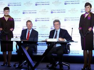 راي غاميل، رئيس شؤون الموظفين والأداء في الاتحاد للطيران مع فايبو بيانو، عميد جامعة نيويورك أبوظبي خلال الاحتفال بالتوقيع على مذكرة التفاهم الموقعة بين الاتحاد للطيران وجامعة نيويورك أبوظبي.