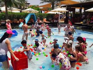 يرحب النادي بالأطفال عند الانضمام للتسجيل ببطاقة اسم، هدية خاصة من النادي وجواز سفر من نادي "ريكسي" التي يمكن استخدامها في فنادق ريكسوس في جميع أنحاء العالم.