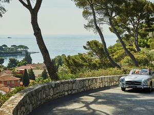 وتمثل تجربة "على درب لا دولشي فيتا" باقة فريدة مقدمة من فنادق فورسيزونز ميلانو، وفورسيزونز فلورنسا، وجراند هوتيل دو كاب فيرا فورسيزونز، تنطلق فيها على متن مركبة كلاسيكية في طرقات أجمل مناطق أوروبا وأكثرها عراقة.