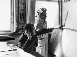 فرديناند بورشه والمهندس المتخصص جوزيف كالس عام 1937 في مكتب بورشة في شتوتغارت