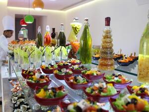 مطعم فلافورز بفندق وأجنحة هوثورن من ويندهام في جميرا بيتش ريزيدنس.