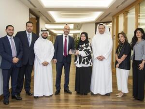 السيد خالد المطوع، مدير عام الأعمال المصرفية الدولية والاستثمار، والسيدة منى منصور، مدير عام إدارة الخدمات المساندة للعملاء يتسلمون الجائزة من كبار مسؤولي سيتي بنك