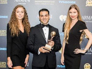 أيمن عاشور المدير العام للفندق يستلم الجائزة