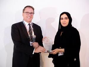 غالية العلي، الطالبة الإماراتية من جامعة زايد بجائزة تستلم الجائزة