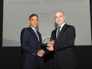 المهندس غسان حاصباني، رئيس العمليات الدولية في مجموعة الاتصالات السعودية يستلم الجائزة