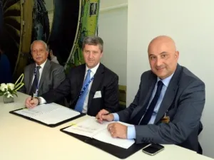 الحديدي يوقع الاتفاقية مع ماكلهيني في دبي