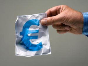 مع الأزمات المالية التي بدأت تفتك باقتصادها، دخلت القارة الأوروبية في صراع مصيري لتأمين وجود الاتحاد الأوروبي وقدرته على البقاء