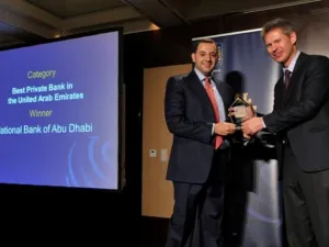 هاني النابلسي، رئيس تطوير الأعمال والتسويق لدى إدارة الخدمات المصرفية الخاصة في بنك أبوظبي الوطني يتسلم جائزة "أفضل بنك للخدمات المصرفية الخاصة في الإمارات لعام 2013" من يوري بيندر، رئيس تحرير مجلة بروفيشنال ويلث مانجمنت