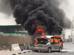 السيارة خلال احتراقها بعد إخراجها من المحطة