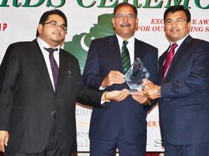 افتخار حمداني يستلم الجائزة