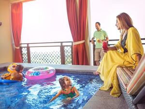 الغرف الفاخرة مزودة بمسابح خاصة بما يسمح للضيوف بالاستمتاع بأوقات إقامتهم في الفندق في أجواء ملئها الخصوصية التامة.