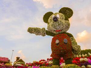 The sculpture features almost 100,000 plants and flowers, weighs almost 35 tons, and is supported by a 7-ton steel structure with a concrete foundation of 50 tons of reinforced concrete.