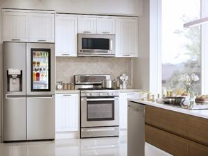 تقدم إل جي إلكترونيكس لزبائنها وللمستهلكين باقة واسعة من منتجات وحلول الترفيه المنزلي واتصالات الهواتف المتحركة والأجهزة المنزلية والمكيفات وقطع المركبات التي لا تضاهى.