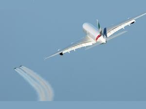 طائرة الإمارات الإيرباص A380 حلقت في تشكيل فريد مع الرجل الطائر Jetman في أجواء دبي