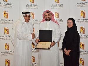 خلال إستلام الجائزة