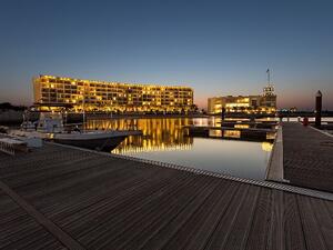 يمكن للضيوف الحصول على إقامةٍ لمدّة ليلة لشخصين في غرفة ديلوكس، شاملة وجبات السحور والإفطار في مطعم ميدان بالإضافة إلى استخدام جميع المرافق مقابل 49 ريالاً عُمانياً فقط. 