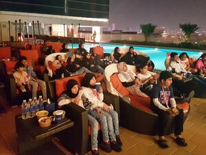 عرض سينمائي بالقرب من المسبح