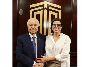 تعد الأستاذة أبوغزاله واحدة من بين النساء الأربعين الأكثر إبداعاً فوق سن الأربعين في العالم العربي.