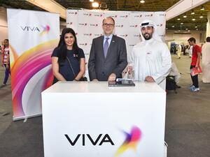 U.S. Ambassador to Kuwait in the middle of VIVA's Corporate Communications team