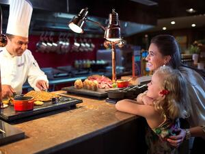 سيستمتع الضيوف بأشهى المأكولات من خلاصة المطبخ الاسباني والتي تتضمن أشهى أطباق البحر المتوسط، وتشكيلة واسعة من التاباس والتورتيلا دي باتاتاس.