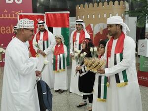 Sharjah Airport staff greeted Omani passengers visiting the United Arab Emirates (UAE) with souvenirs and flowers. 