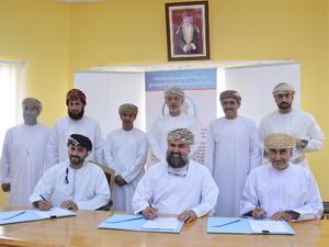 وقّع الاتفاقيات بالنيابة عن الشركة فيصل بن عبد العزيز الشنفري، مدير عام الخدمات المشتركة، وذلك مع ممثلي كلّ جمعية على حدة.