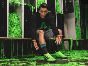 Ozil Laceless