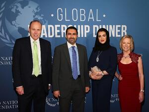 بيتر يو، نائب رئيس السياسة العامة، رابطة الأمم المتحدة؛ راشد الأنصاري، المدير العام لشركة "الأنصاري للصرافة" وزوجته، وكاثي كالفين، الرئيس والرئيس التنفيذي لرابطة الأمم المتحدة