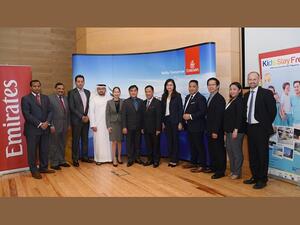 عدد من مسؤولي الحكومة الفلبينية ومسؤولي طيران الإمارات في المقر الرئيس للناقلة في دبي