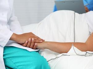 بالرغم من عدم وجود علاج لمتلازمة تكيّس المبيضين، إلاّ أن هذه الحالة المرضيّة وأعراضها ممكن إدارتها.